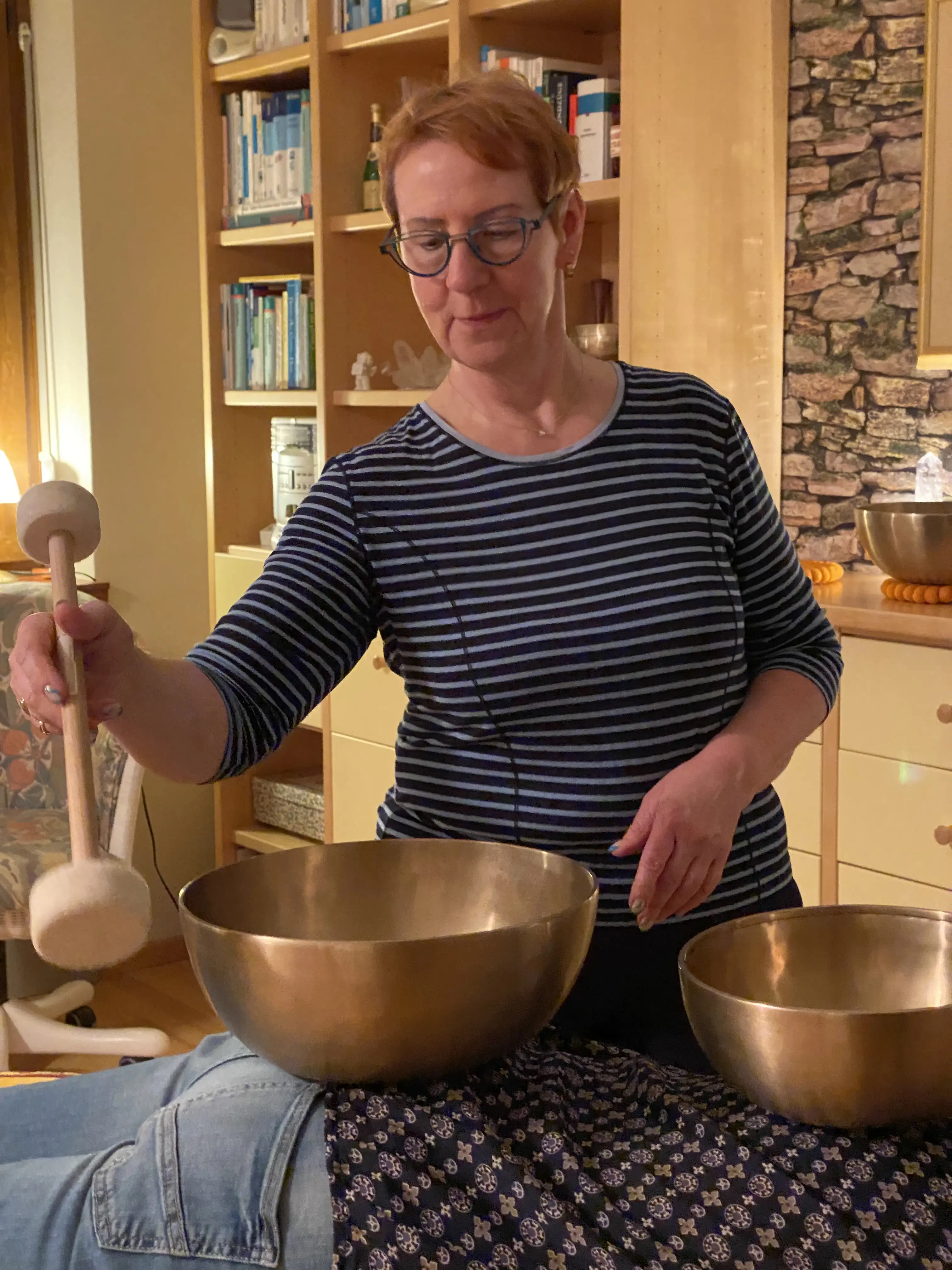 Monika Krugjohann-Heinrich bei der Klangmassage in Behandlung